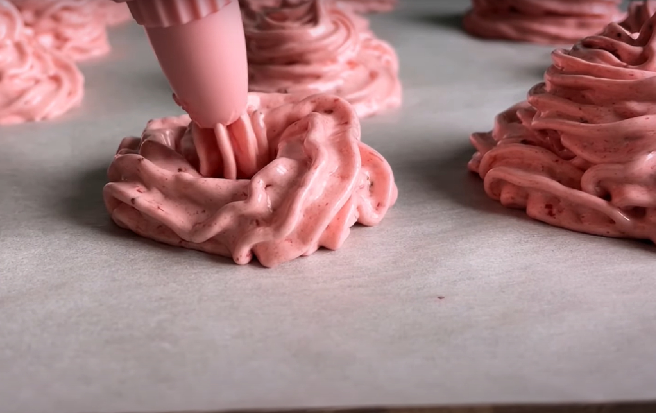 Смачніше за магазинний: як приготувати ягідний зефір вдома за 10 хвилин